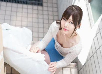 Mặc hở hang đổ rác, cô gái bất ngờ gặp người quen cũ