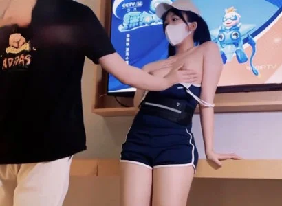 Cô nhân viên bán TV xinh đẹp và anh khách hàng may mắn bất ngờ