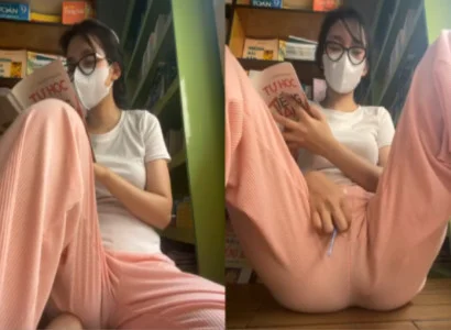 Em gái vừa đọc sách vừa đưa sextoy vào sâu bên trong