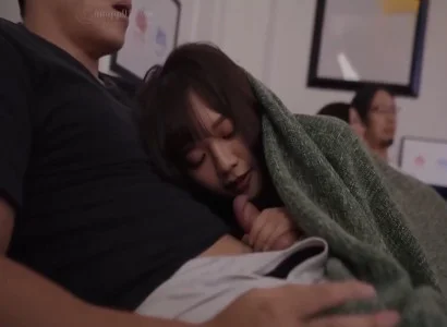 Em họ nghịch ngợm bất ngờ ngồi lên đùi anh và ‘hỏi thăm’