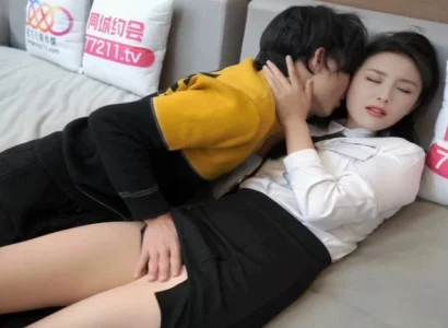 Bí mật sau giờ làm: Cô thư ký quyến rũ nhận tiền và phục vụ sếp