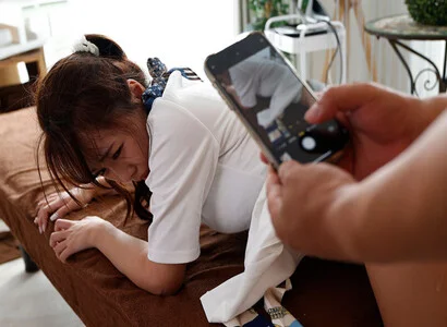 Dì trẻ mê mẩn chàng nhân viên ngon trai, liền kéo vào kho để dạy dỗ tận tình