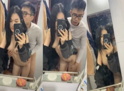 Khoảnh khắc nóng bỏng của cặp sinh viên trước tấm gương lớn