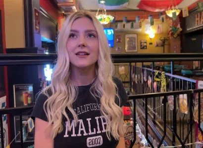 Trai gay ở bar rủ nhau vào toilet chịch nhau
