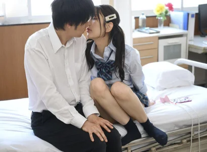 Nam sinh yếu đuối bị bắt quỳ lên bàn rồi bị địt khỏa thân