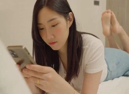 Chồng cầm súng xông vào bắt quả tang vợ đang vụng trộm với anh shipper ngay tại nhà