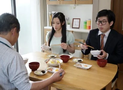 Con dâu nướng bánh lòng bố chồng – mẹ chồng đứng bên phụ