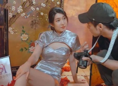 Anh thợ chụp ảnh dạy người mẫu tạo dáng nude trong không gian kín