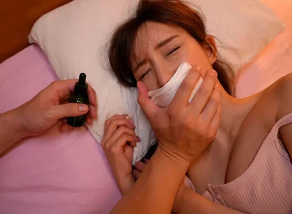 Dùng thuốc mê đưa cô em họ xinh đẹp vào giường rồi thỏa sức chiếm đoạt